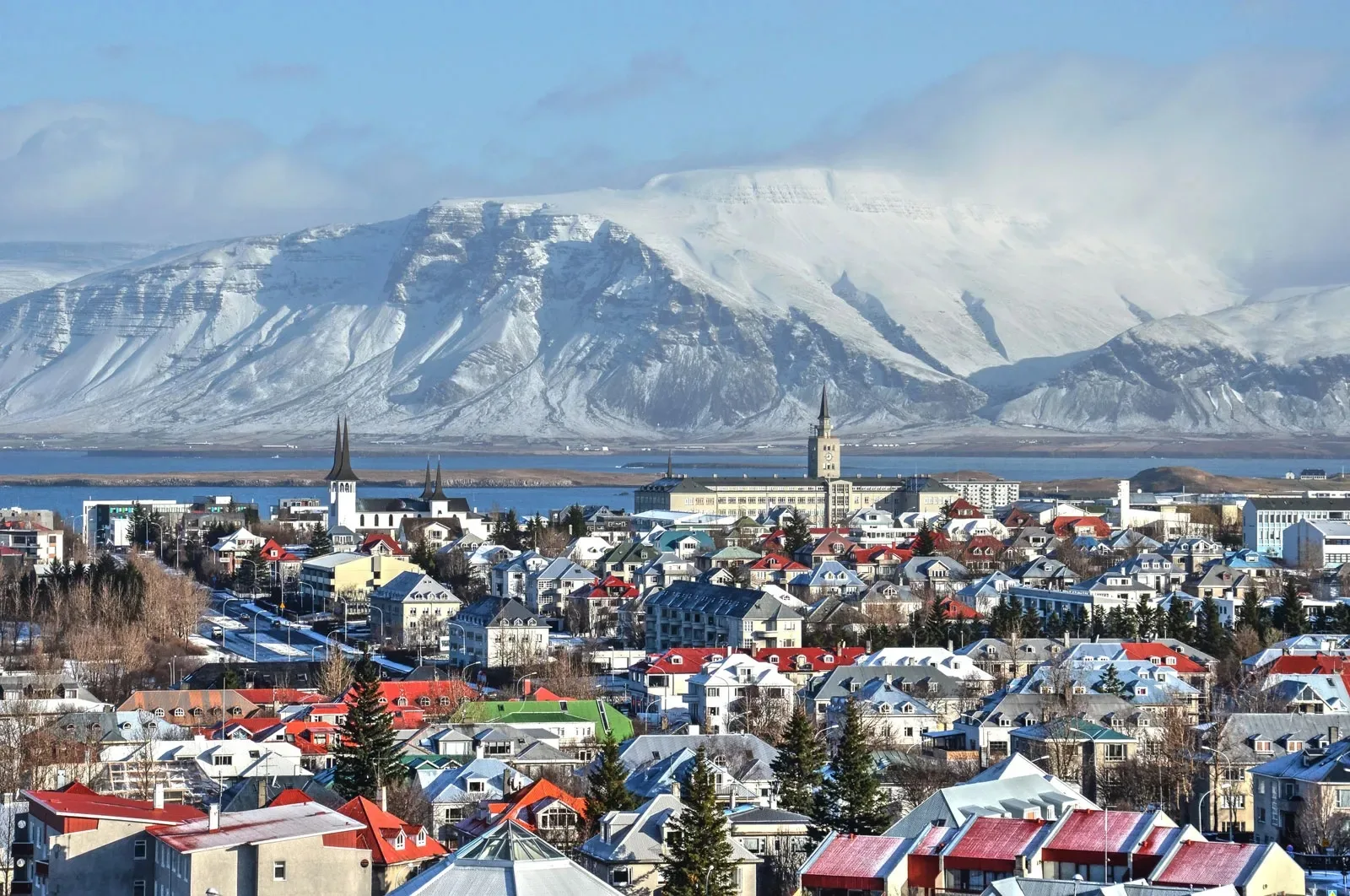 Pemandangan bandar Reykjavik dan pergunungan di Iceland