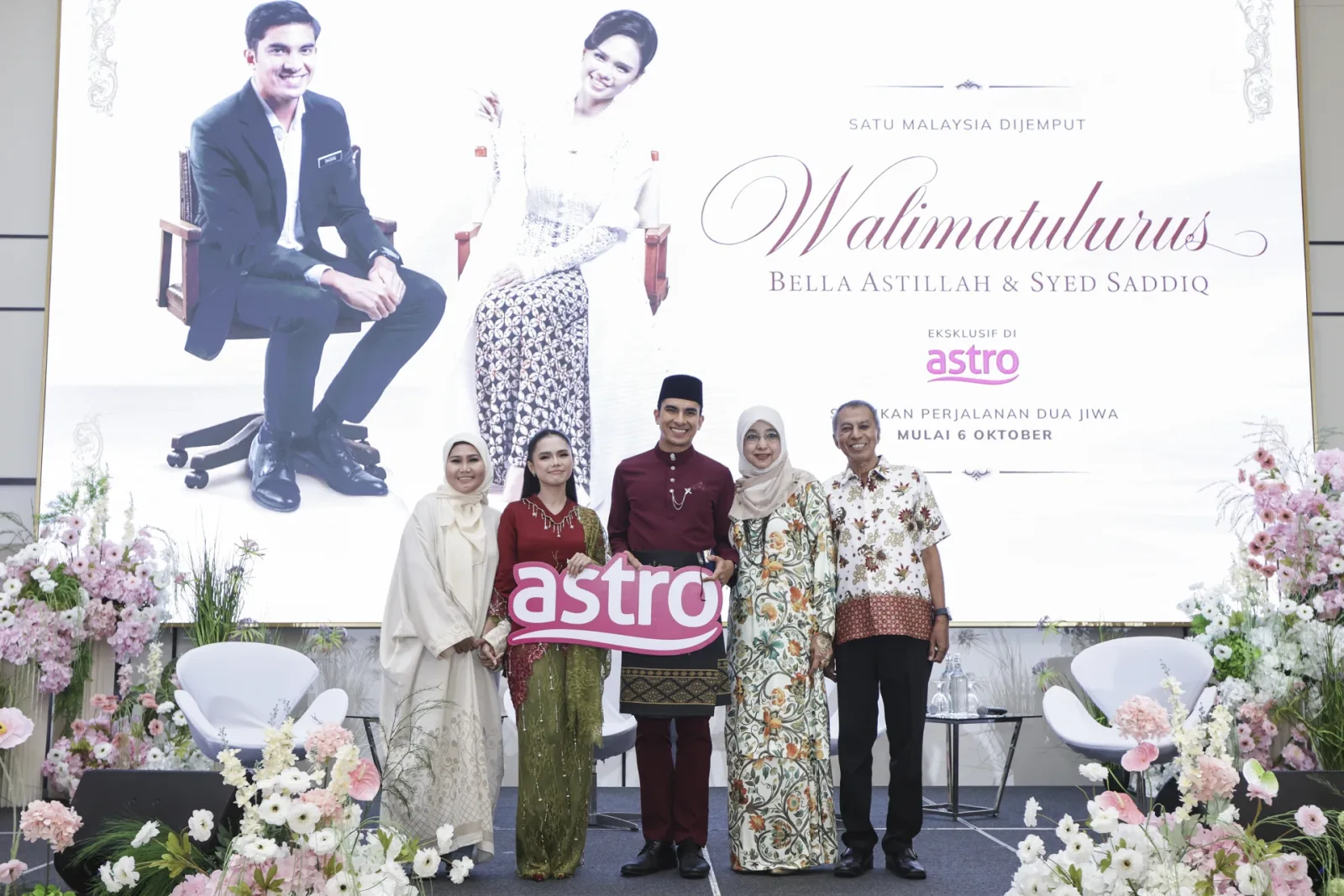 Syed Saddiq dan Bella Astillah bersama keluarga pada majlis Walimatulurus. Foto: Astro.