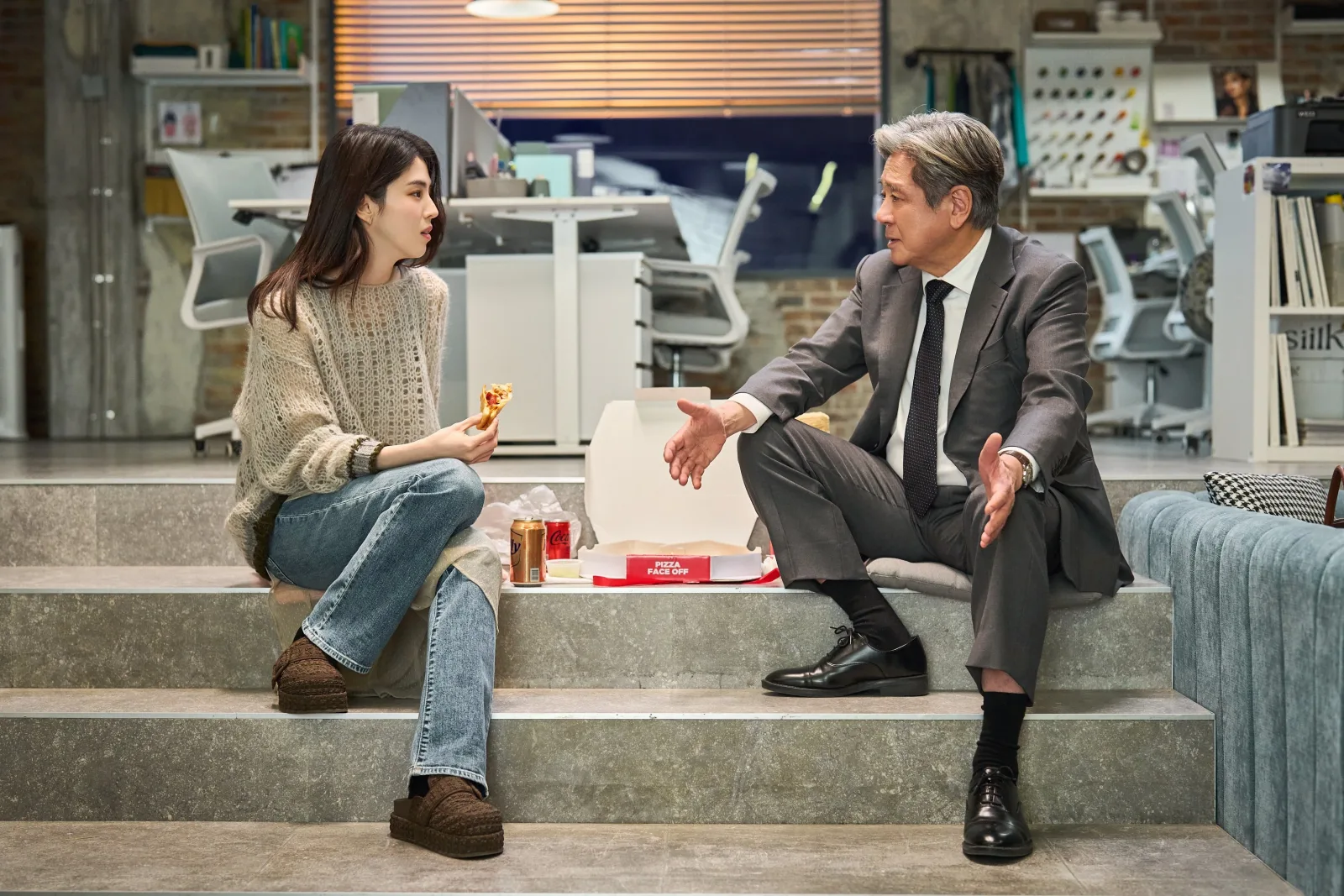 Han So-hee dan Choi Min-sik dalam babak perbualan di The Intern.