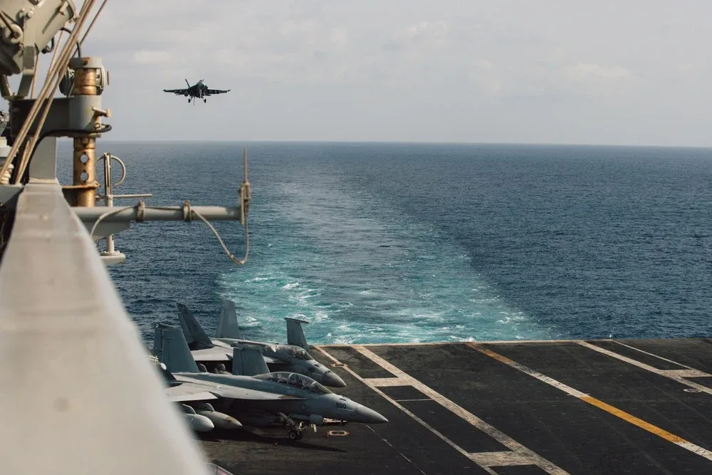 Pesawat F/A-18 Super Hornet bersedia mendarat di USS George Washington