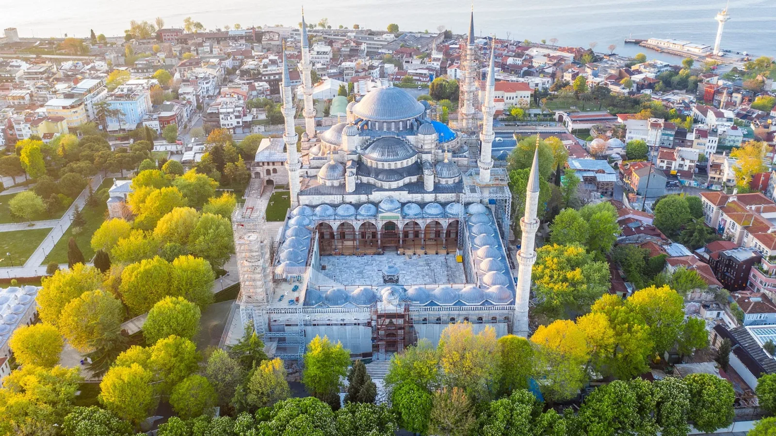 Pemandangan Masjid Biru dan kawasan sekitarnya di İstanbul.