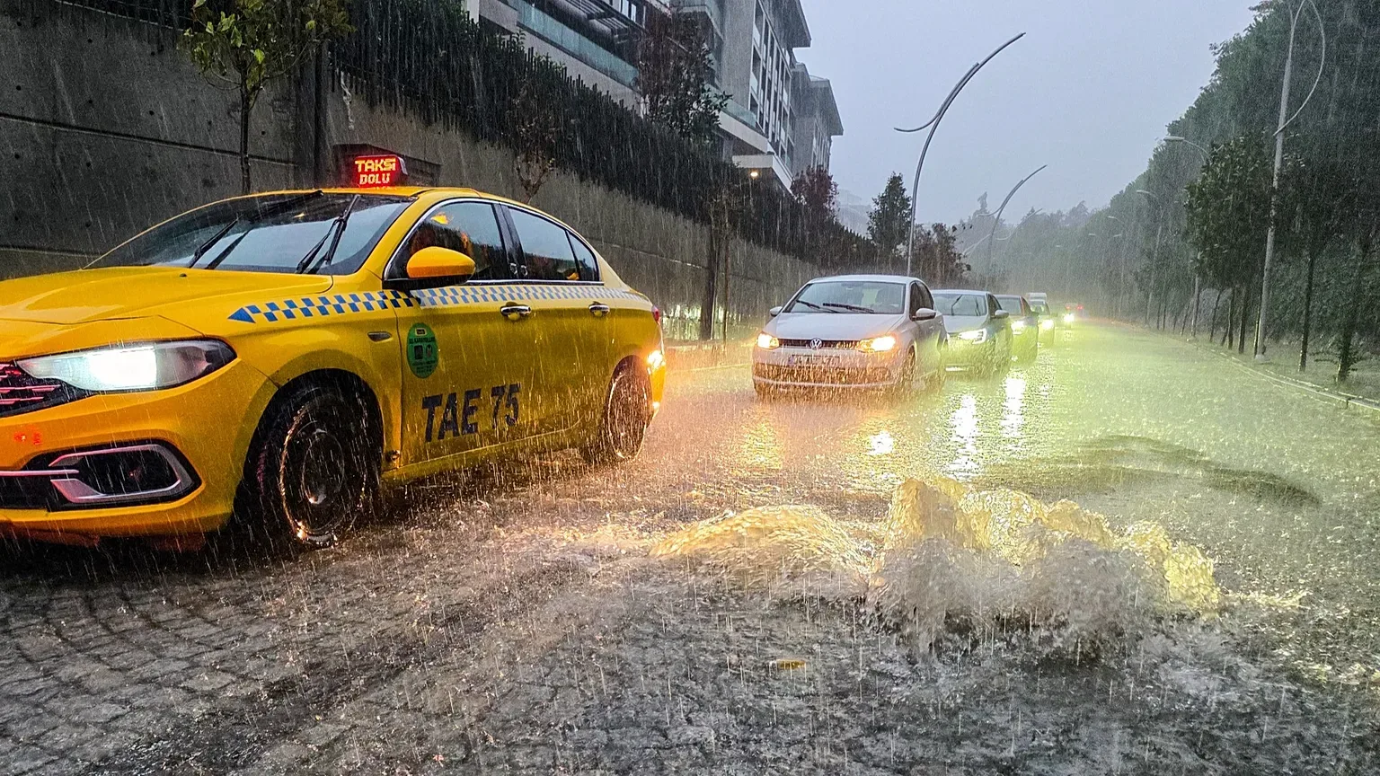 Dua maut, banjir lumpuhkan sebahagian Istanbul