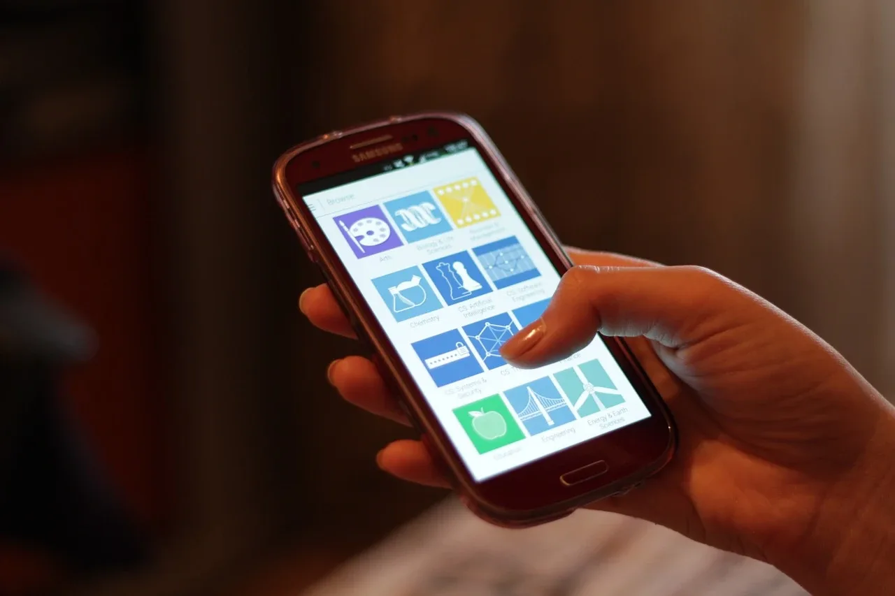 Foto arkib penggunaan telefon pintar. Gambar hiasan. Foto bohed/Pixabay melalui Wikimedia Commons