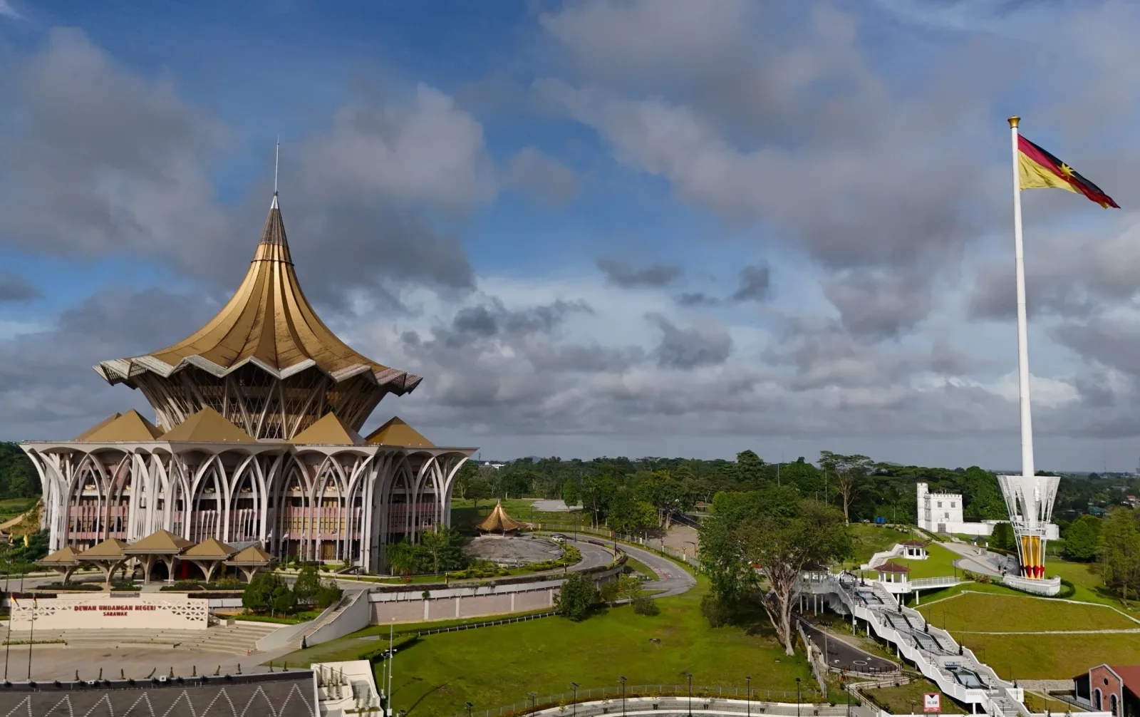 Bangunan Dewan Undangan Negeri Sarawak dan bendera Sarawak