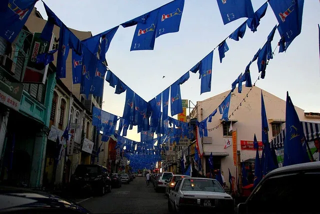 Bendera BN di George Town, Pulau Pinang dalam foto arkib 7 April 2013. Foto Vnonymous/Wikimedia Commons