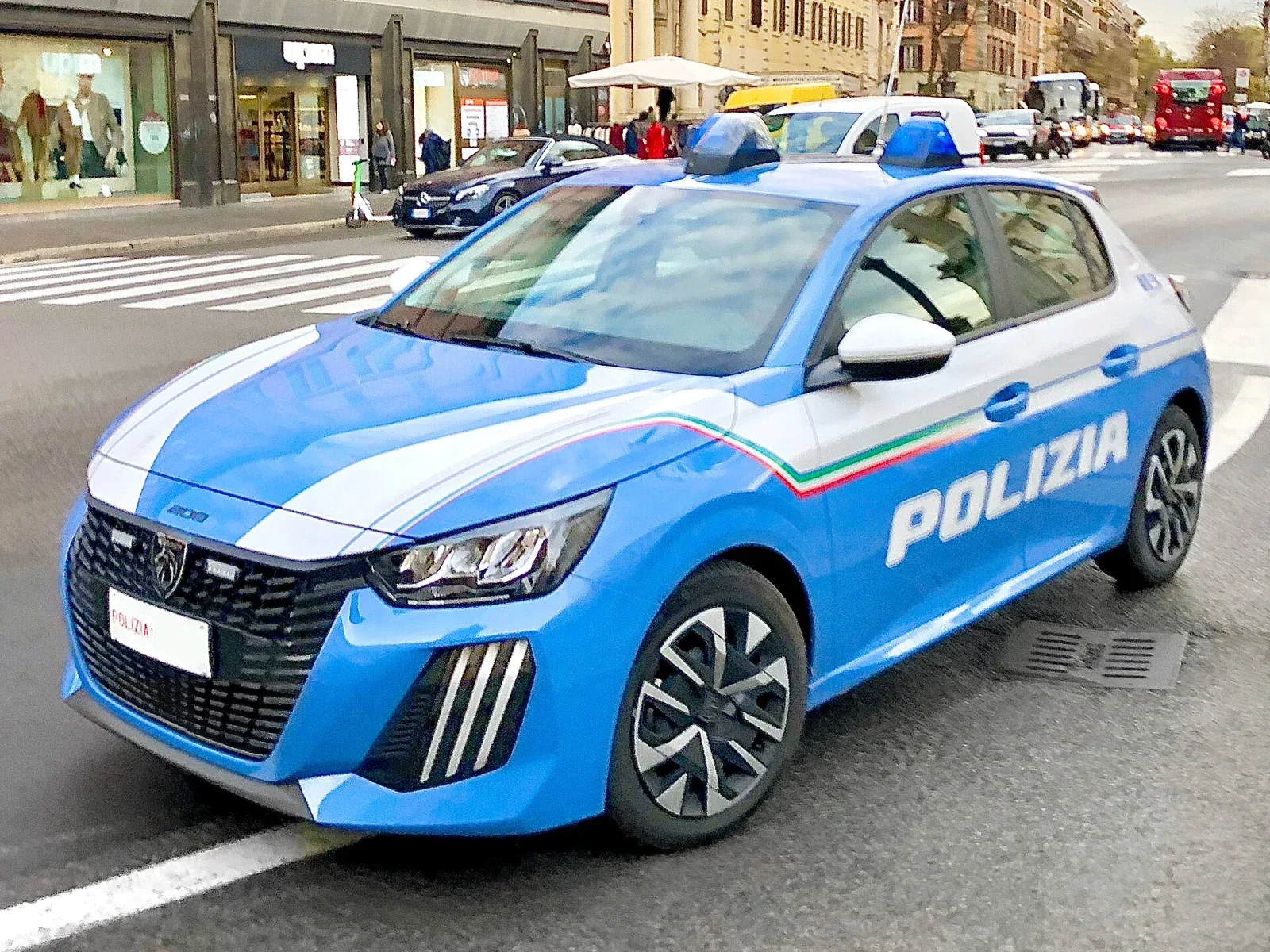Kereta polis Itali di Piazza Santa Maria Maggiore, Rom dalam foto arkib 18 November 2025. Foto Rundvald/Wikimedia Commons
