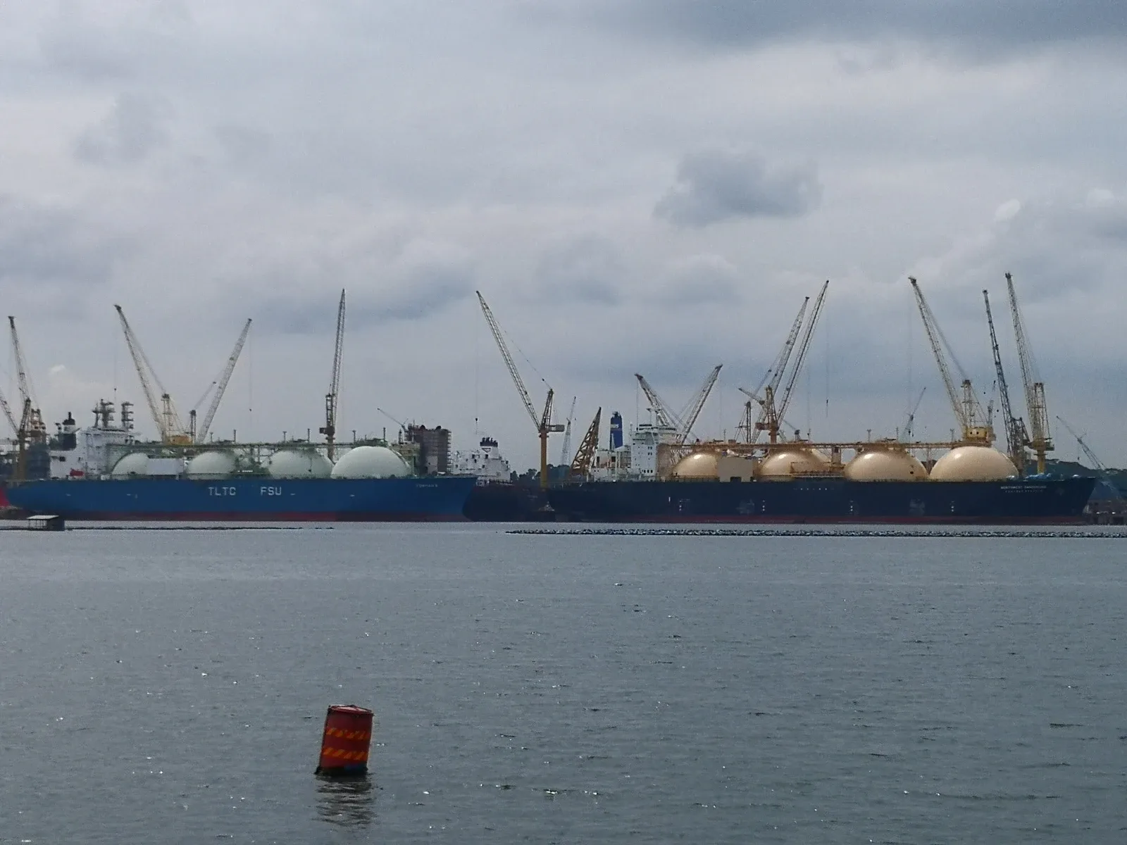 Foto arkib kapal pengangkut gas asli cecair dilihat dari Sembawang