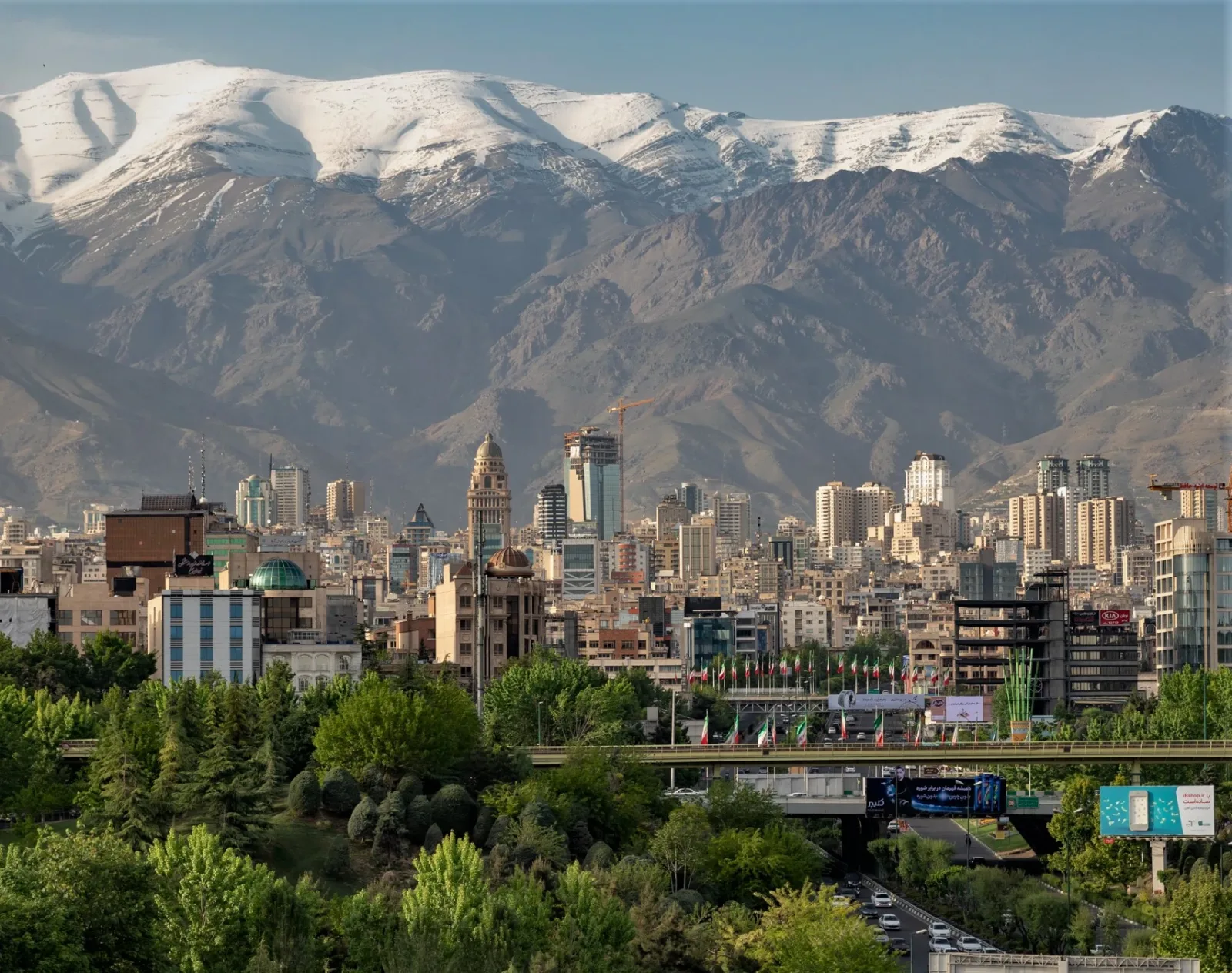 Pemandangan utara Tehran dalam foto arkib 26 April 2018. Foto Ninara/Wikimedia Commons