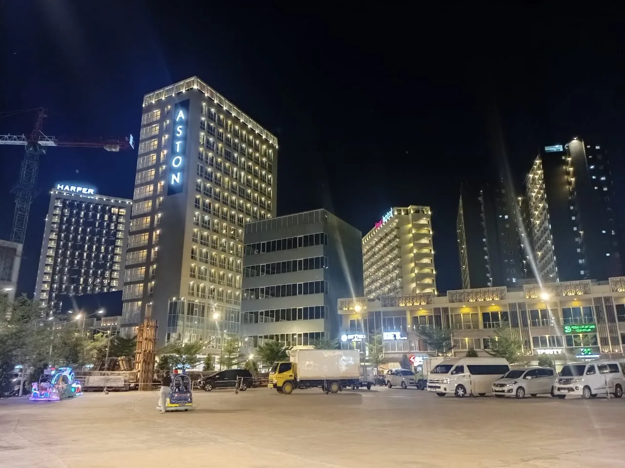 Pemandangan malam Nagoya Thamrin City di Batam