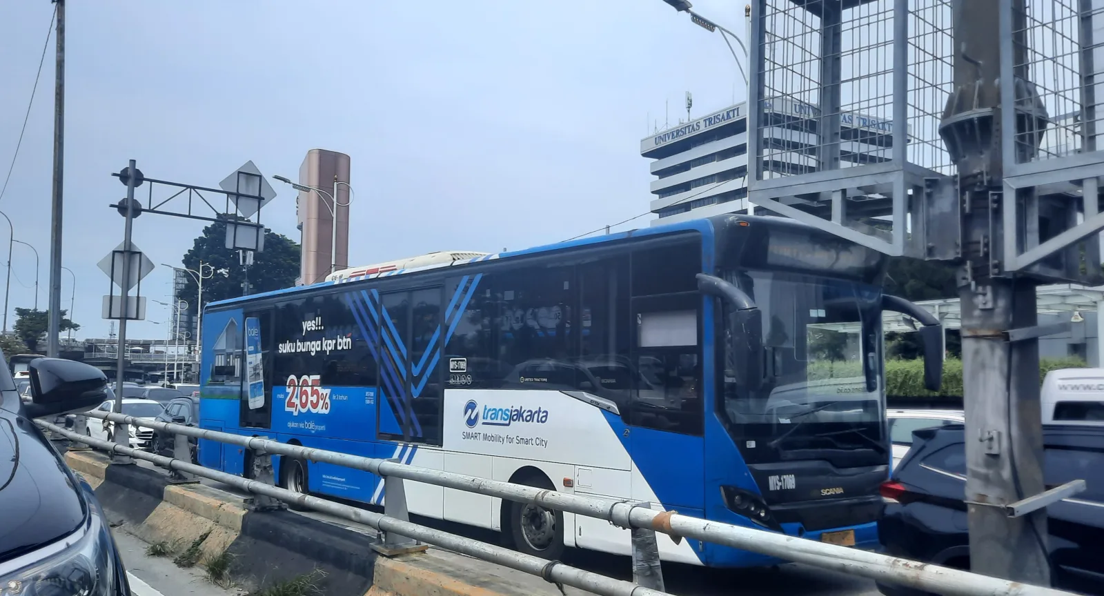 Bas Transjakarta dalam gambar arkib