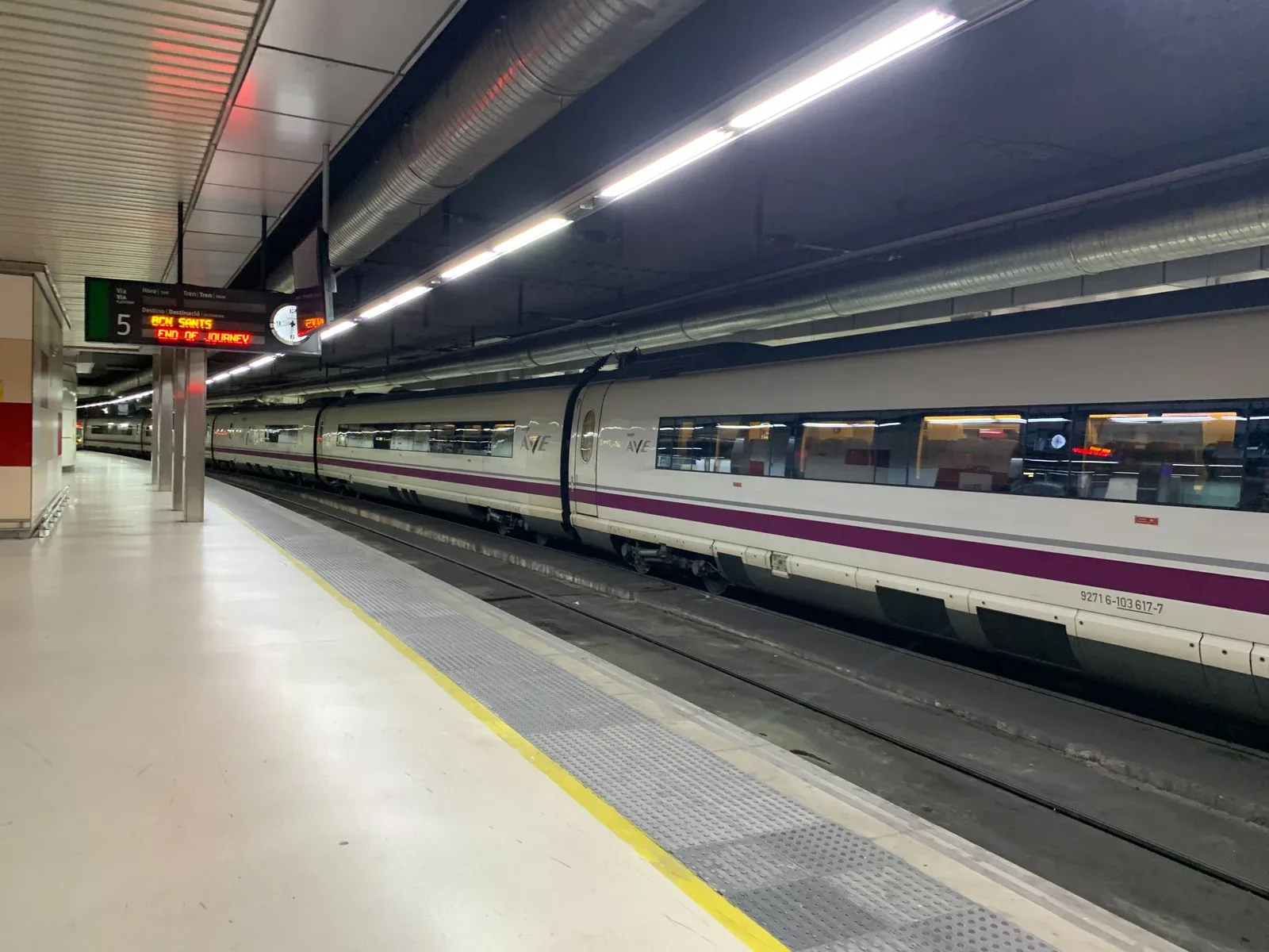 Tren laju Renfe AVE di Barcelona dalam foto arkib 13 Jun 2023. Foto Robot8A/Wikimedia Commons