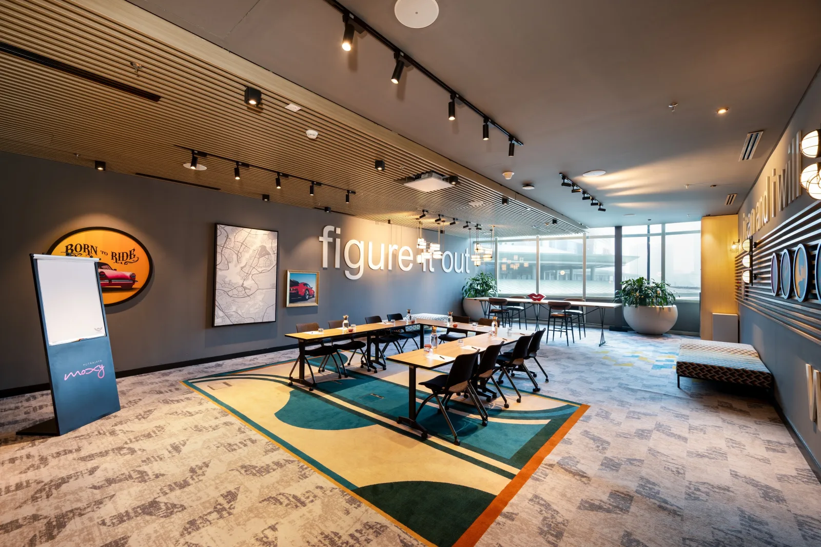 Fun Room 1 menyediakan ruang perbincangan dengan meja tinggi. Foto Moxy Putrajaya.