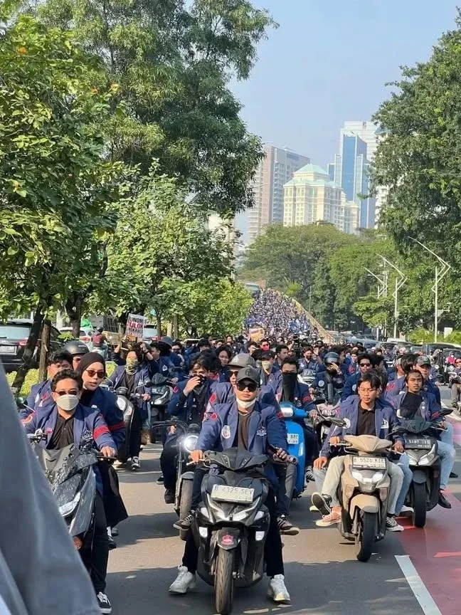 Peserta berjaket Trisakti bergerak dengan motosikal