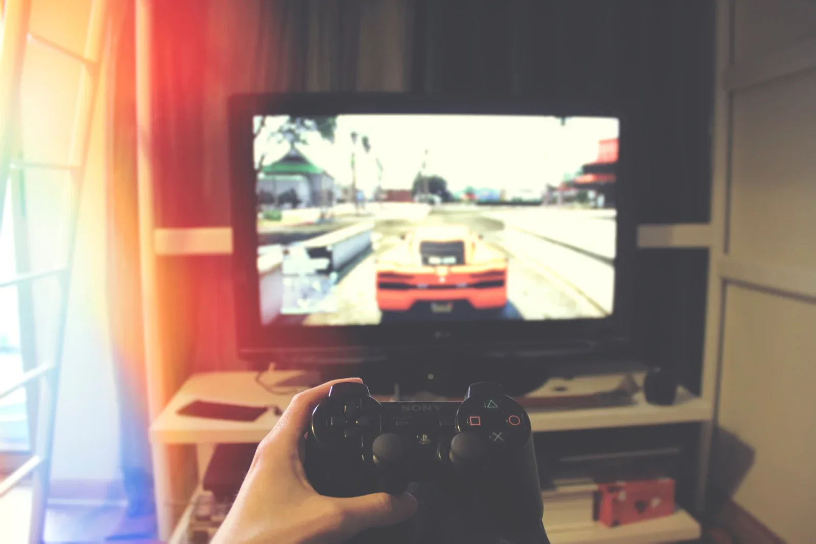 Gambar hiasan penggunaan alat kawalan permainan video; bukan paparan Roblox. Foto John Sting/Unsplash