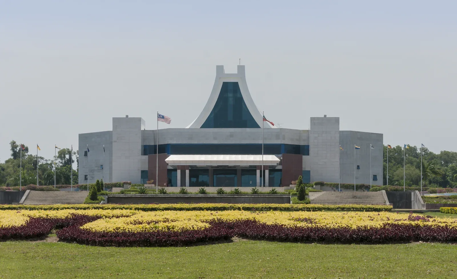 Bangunan Dewan Undangan Negeri Sabah dalam foto arkib 2 Ogos 2012. Foto CEphoto, Uwe Aranas/Wikimedia Commons