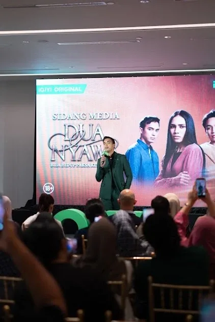 Jazmy Juma membuat persembahan pada sidang media Dua Nyawa.