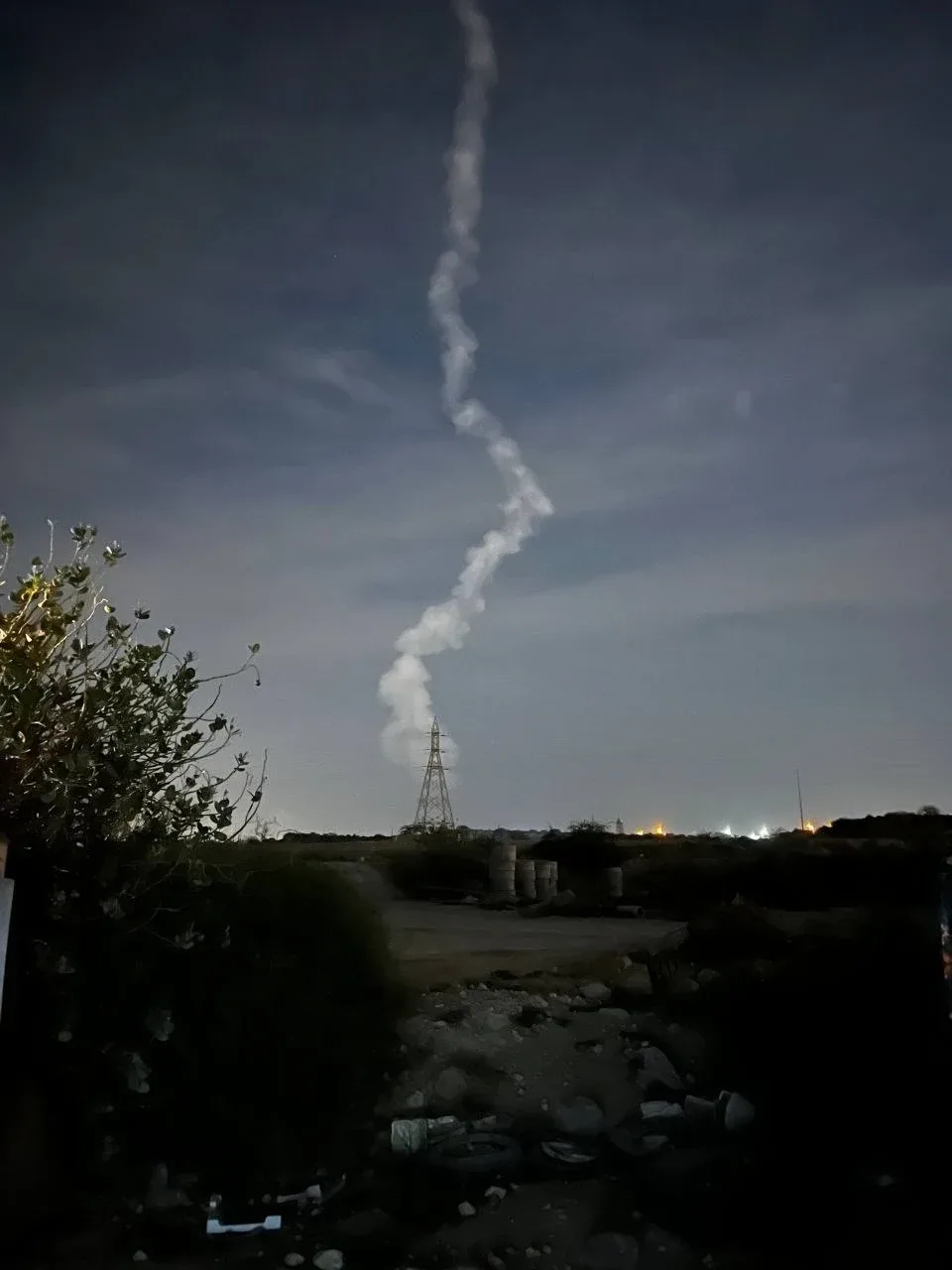 Jejak asap di langit malam