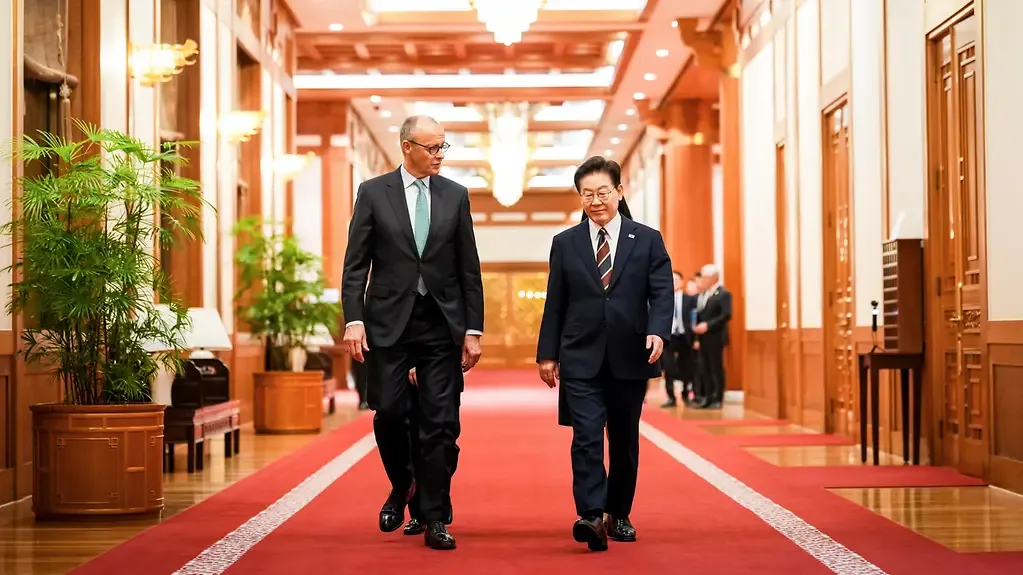 Friedrich Merz bersama Presiden Korea Selatan, Lee Jae-myung di Seoul