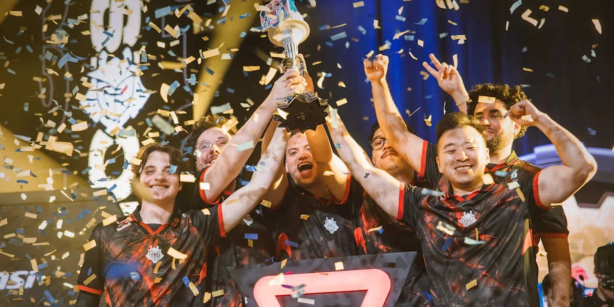 G2 Esports meraikan kejuaraan Red Bull Home Ground di New York pada 16 November 2025. Foto Colin Young-Wolff/Red Bull Content Pool.