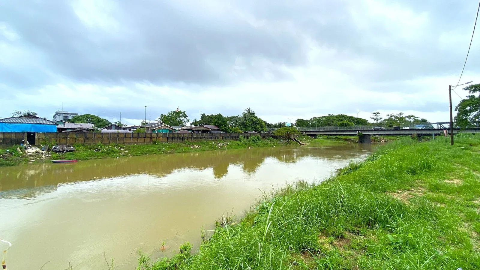 Sungai Golok dilihat dari Rantau Panjang ke arah Jambatan Persahabatan Malaysia&ndash;Thailand dalam foto arkib 15 Januari 2025. Foto Slleong/Wikimedia Commons